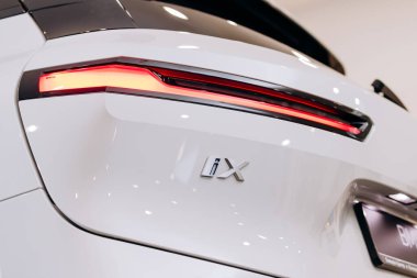 Vinnitsa, Ukrayna - 14 Ocak 2022. BMW IX - yeni model elektrikli SUV araba sunumu sergi salonunda - logo