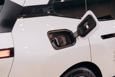 Vinnitsa, Ukrayna - 14 Ocak 2022. BMW IX - yeni model elektrikli SUV araba sunumu showroom 'da - şarj işlemi