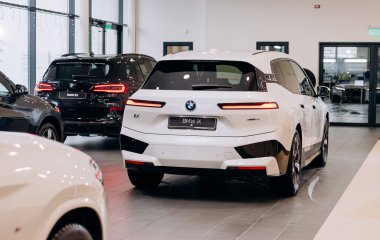 Vinnitsa, Ukrayna - 14 Ocak 2022. BMW IX - yeni model elektrikli SUV araba sunumu sergi odasında - arka görünüm