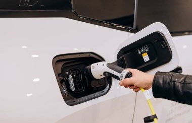 Vinnitsa, Ukrayna - 14 Ocak 2022. BMW IX - yeni model elektrikli SUV araba sunumu showroom 'da - şarj işlemi