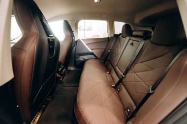 Vinnitsa, Ukrayna - 14 Ocak 2022. BMW IX - yeni model tüm elektrikli SUV araba sunumu sergi salonunda - iç mekanda