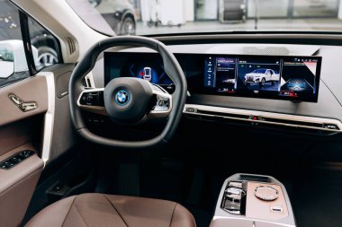 Vinnitsa, Ukrayna - 14 Ocak 2022. BMW IX - yeni model elektrikli SUV araba sunumu showroom 'da - gösterge paneli