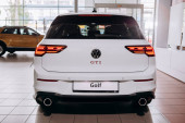 Vinnitsa, Ukrajna - június 01, 2021. Volkswagen Golf 8 GTI - új modell autó bemutató terem - visszapillantás
