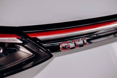 Vinnitsa, Ukrayna - Haziran 01, 2021. Volkswagen Golf 8 GTI - Showroom 'da yeni model araba sunumu - logo