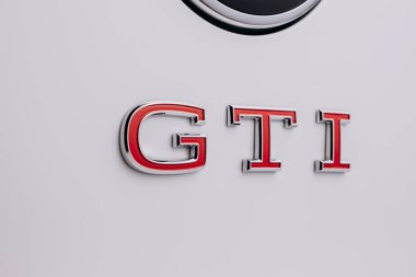 Vinnitsa, Ukrayna - Haziran 01, 2021. Volkswagen Golf 8 GTI - Showroom 'da yeni model araba sunumu - logo