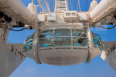 Dubai, BAE - Kasım 06, 2021: Ain (Eye) DUBAI - Bluewater adasındaki dünyanın en büyük dönme dolaplarından biri. Birleşik Arap Emirlikleri 'nin turistik ilgi odağı.