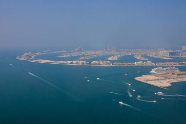 Dubai, BAE - Kasım 06, 2021: Bluewater Adası 'ndaki dünyanın en büyük dönme dolaplarından biri olan Ain (Eye) DUBAI' den Palm Jumeirah 'a bakın