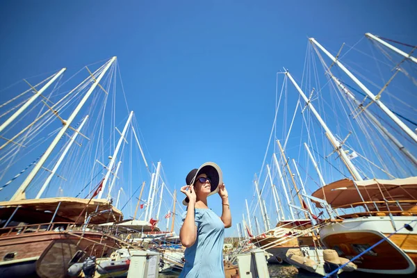Junge Glückliche Frau Mit Hut Die Der Nähe Des Seehafens — Stockfoto