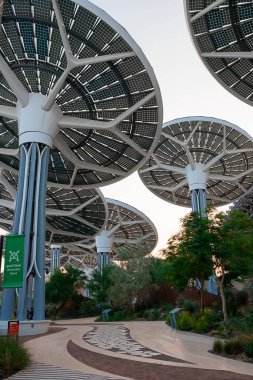 Dubai, Birleşik Arap Emirlikleri - 06 Kasım 2021: Terra Sürdürülebilirlik Pavyonu, EXPO 2020 'de gün batımında Birleşik Arap Emirlikleri' nde. Gelecekçi güneş panelleri