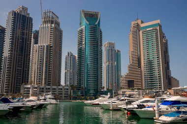 Dubai, BAE - Kasım 06, 2021: Lüks Dubai Marina gökdelenleri, güzel güneşli bir sabah, Birleşik Arap Emirlikleri