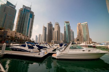 Dubai, BAE - Kasım 06, 2021: Lüks Dubai Marina gökdelenleri, güzel güneşli bir sabah, Birleşik Arap Emirlikleri