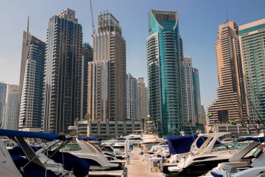 Dubai, BAE - Kasım 06, 2021: Lüks Dubai Marina gökdelenleri, güzel güneşli bir sabah, Birleşik Arap Emirlikleri