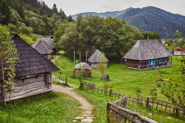 Geleneksel Carpathian ahşap evi ve evi etnoğrafya müzesinde Eski Köy, Kolochava, Transcarpathia.