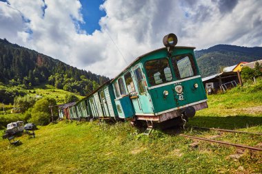 KOLOCHAVA, UKRAINE - 26 AĞUSTOS 2020. Karpat köyü Kolochava, Transcarpathia, Ukrayna 'daki dar çaplı demiryolu ağında eski tren lokomotifi yeşili