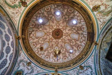 İstanbul, Türkiye - 11 Ekim 2019: Topkapı Sarayı İmparatorluk Konseyi Odaları, İstanbul, Türkiye.