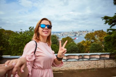 Mutlu genç turist kadın antik İstanbul Topkapı sarayını ziyaret ediyor. İstanbul 'a kadar beni takip et, Türkiye
