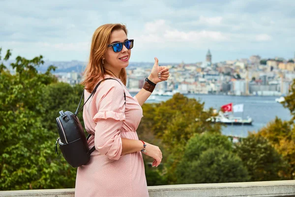快乐的年轻女游客参观了伊斯坦布尔托普卡皮古宫 跟我到土耳其伊斯坦布尔 — 图库照片