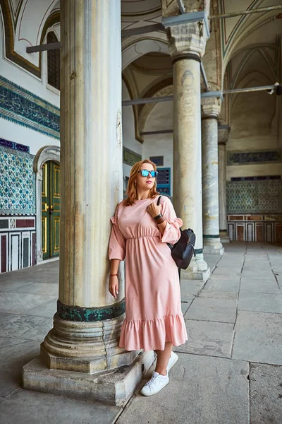 Feliz Joven Turista Visita Antiguo Palacio Topkapi Estambul Sígueme Estambul — Foto de Stock