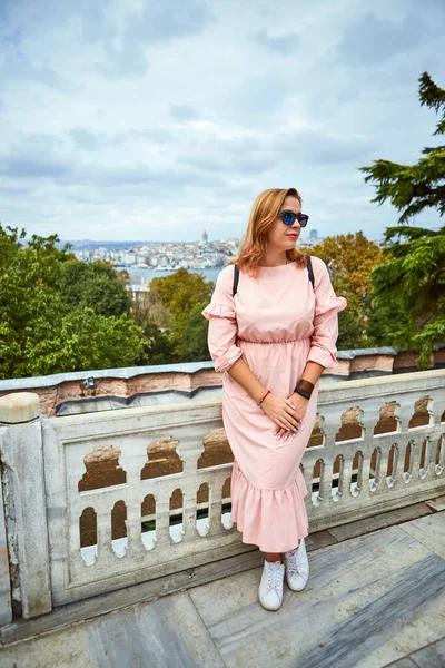 Jovem Turista Feliz Visita Antigo Palácio Istambul Topkapi Siga Até — Fotografia de Stock