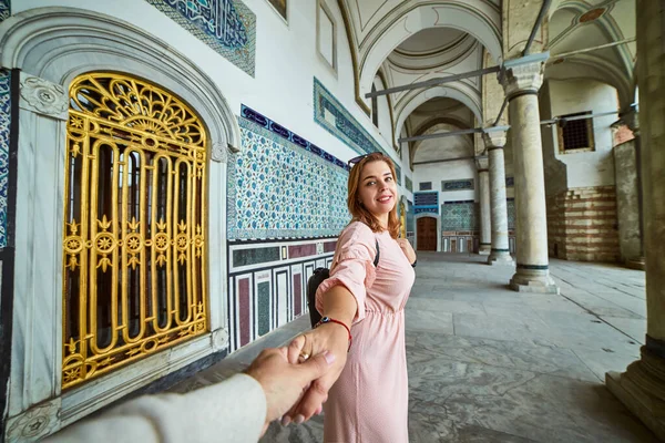 Jovem Turista Feliz Visita Antigo Palácio Istambul Topkapi Siga Até — Fotografia de Stock