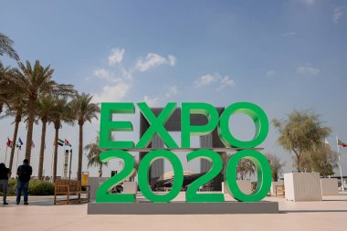 Dubai, Birleşik Arap Emirlikleri - Kasım 06, 2021: Birleşik Arap Emirlikleri 'nde ExPO 2020 Terra Sürdürülebilirlik Pavyonu' nun giriş kapısı. Yeşil Logo işareti EXPO 2020