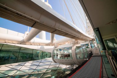 Dubai, BAE - Kasım 06, 2021: Ain (Eye) DUBAI - Bluewater adasındaki dünyanın en büyük dönme dolaplarından biri. Birleşik Arap Emirlikleri 'nin turistik ilgi odağı.