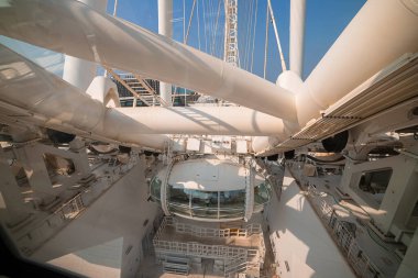 Dubai, BAE - Kasım 06, 2021: Ain (Eye) DUBAI - Bluewater adasındaki dünyanın en büyük dönme dolaplarından biri. Birleşik Arap Emirlikleri 'nin turistik ilgi odağı.