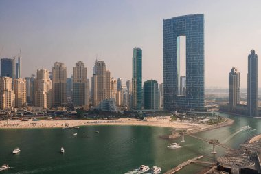 Dubai, BAE - Kasım 06, 2021: Bluewater Adası 'ndaki dünyanın en büyük dönme dolaplarından biri olan Ain (Eye) DUBAI' den JBR plajına bakın