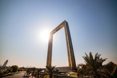 DUBAI; BİRLİK ARAB EMIRATES - 08 Kasım 2021: Dubai Frame - Müze, Zabeel Park BAE 'nin mimari simgesidir. Gezegendeki en büyük altın çerçeve..