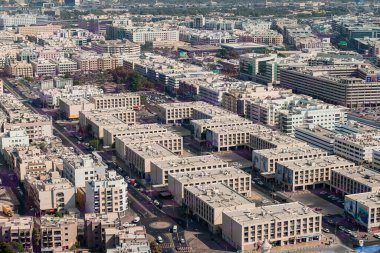 DUBAI; BİRLİK ARAB EMIRATES - 08 Kasım 2021: Dubai Çerçeve Müzesi 'nin gözlem güvertesinden şehrin yerleşim alanlarına