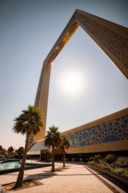 DUBAI; BİRLİK ARAB EMIRATES - 08 Kasım 2021: Dubai Frame - Müze, Zabeel Park BAE 'nin mimari simgesidir. Gezegendeki en büyük altın çerçeve..