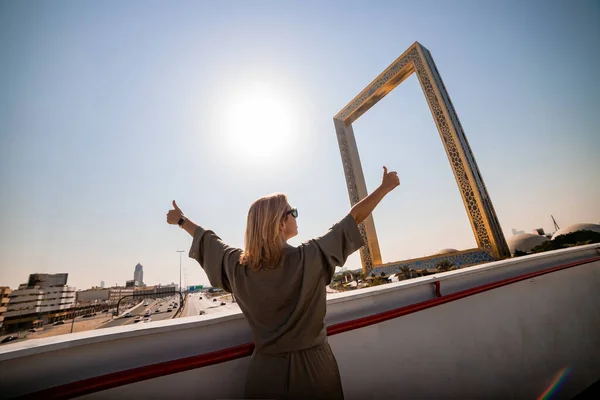 Женщина Туристка Стоящая Перед Рамой Дубая Оаэ Парке Забиль Самая — стоковое фото
