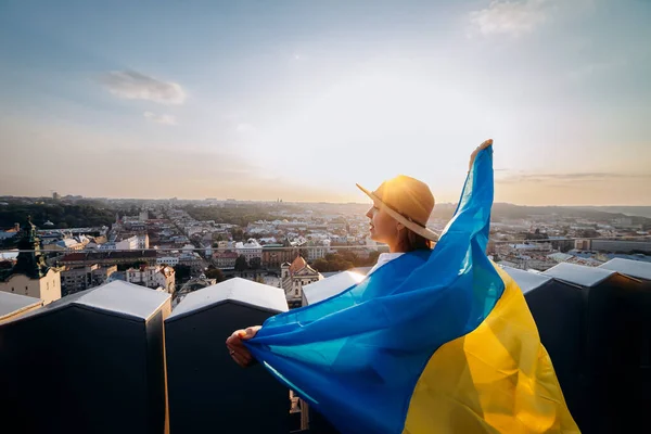 Rezai Pela Ucraniana Homem Ergue Com Bandeira Nacional Ucraniana Agita — Fotografia de Stock