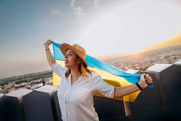 För Ukraina Man Står Med Den Nationella Ukrainska Flaggan Och — Stockfoto