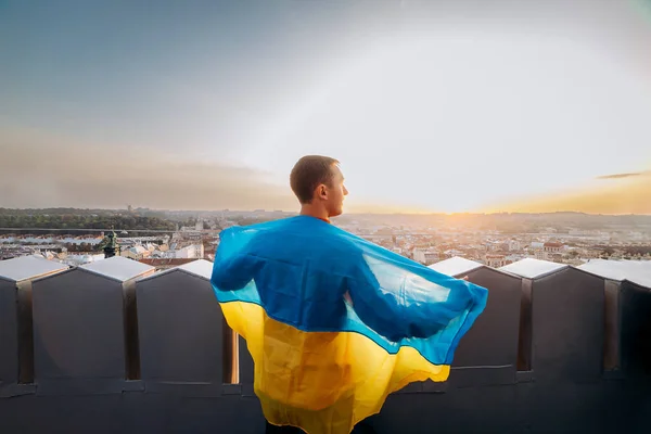 Rezai Pela Ucraniana Homem Ergue Com Bandeira Nacional Ucraniana Agita — Fotografia de Stock