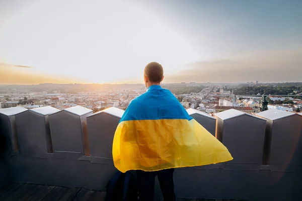 Молитесь Украину Мужчина Стоит Национальным Украинским Флагом Машет Молясь Мире — стоковое фото