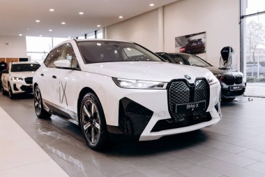 Vinnitsa, Ukrayna - 14 Ocak 2022. BMW IX - yeni model elektrikli SUV araba sunumu sergi salonunda - yan görünüm
