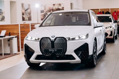 Vinnitsa, Ukrayna - 14 Ocak 2022. BMW IX - yeni model elektrikli SUV araba sunumu sergi salonunda - ön görünüm