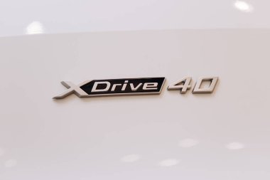 Vinnitsa, Ukrayna - 14 Ocak 2022. BMW IX - yeni model elektrikli SUV araba sunumu sergi salonunda - logo