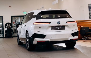 Vinnitsa, Ukrayna - 14 Ocak 2022. BMW IX - yeni model elektrikli SUV araba sunumu sergi odasında - arka görünüm