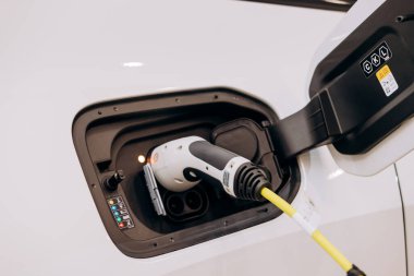 Vinnitsa, Ukrayna - 14 Ocak 2022. BMW IX - yeni model elektrikli SUV araba sunumu showroom 'da - şarj işlemi