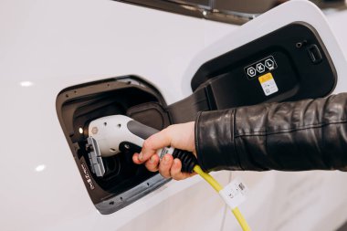 Vinnitsa, Ukrayna - 14 Ocak 2022. BMW IX - yeni model elektrikli SUV araba sunumu showroom 'da - şarj işlemi