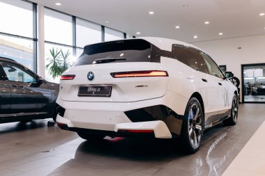 Vinnitsa, Ukrayna - 14 Ocak 2022. BMW IX - yeni model elektrikli SUV araba sunumu sergi odasında - arka görünüm