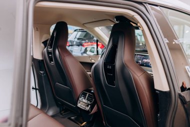 Vinnitsa, Ukrayna - 14 Ocak 2022. BMW IX - yeni model tüm elektrikli SUV araba sunumu sergi salonunda - iç mekanda