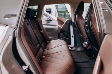 Vinnitsa, Ukrayna - 14 Ocak 2022. BMW IX - yeni model tüm elektrikli SUV araba sunumu sergi salonunda - iç mekanda