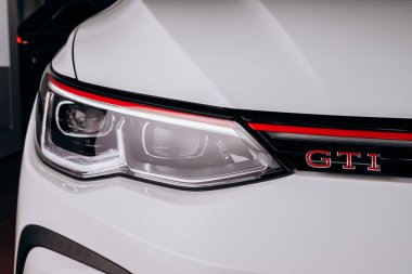 Vinnitsa, Ukrayna - Haziran 01, 2021. Volkswagen Golf 8 GTI - showroom 'da yeni model araba sunumu - far
