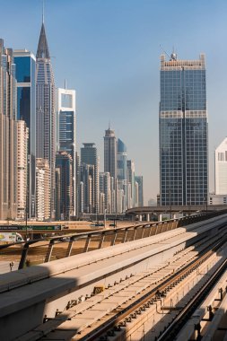 Dubai, Birleşik Arap Emirlikleri - 06 Kasım 2021: Dubai metrosu gökdelenlerin arka planında. Metro vagonundan şehrin manzarası.