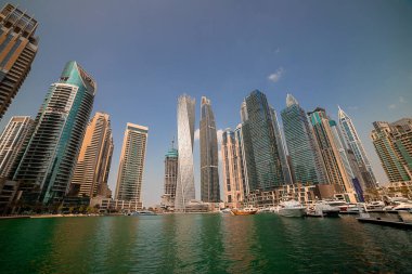 Dubai, BAE - Kasım 06, 2021: Lüks Dubai Marina gökdelenleri, güzel güneşli bir sabah, Birleşik Arap Emirlikleri