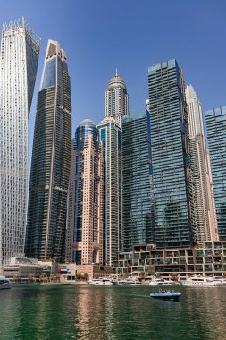 Dubai, BAE - 09 Kasım 2021: Lüks Dubai Marina gökdelenleri, güzel güneşli bir sabah, Birleşik Arap Emirlikleri