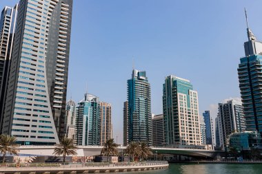 Dubai, BAE - 09 Kasım 2021: Lüks Dubai Marina gökdelenleri, güzel güneşli bir sabah, Birleşik Arap Emirlikleri